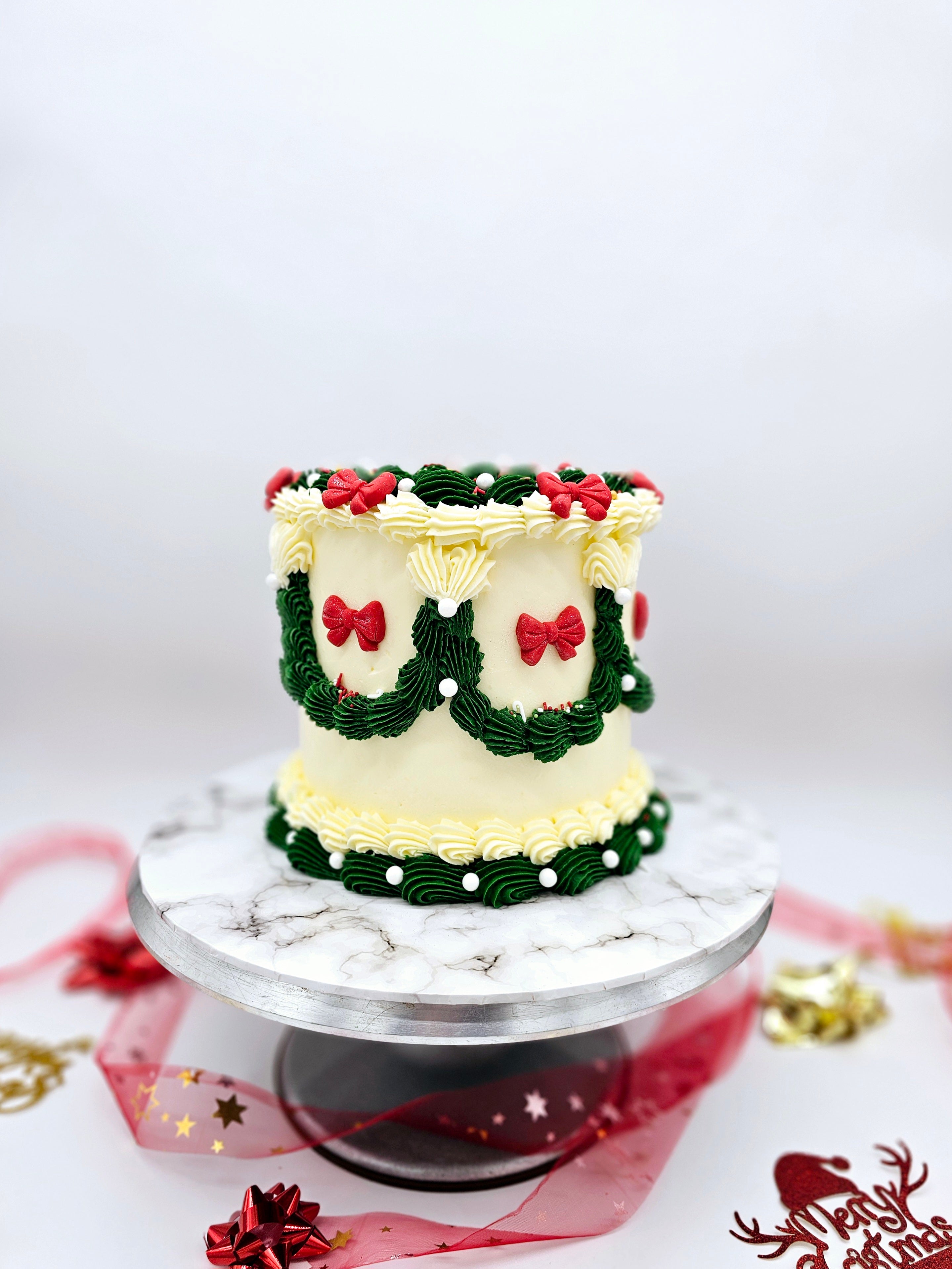 Merry Christmas Wreath Cake - Cake Secret