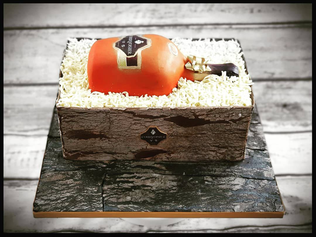 ArtisanEats Antique Elegance Edible Sculpture - Cake Secret