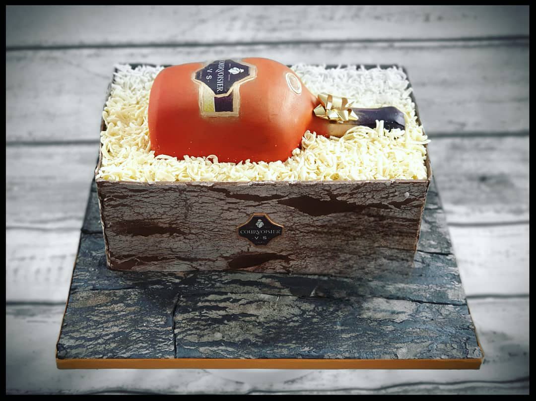 ArtisanEats Antique Elegance Edible Sculpture - Cake Secret