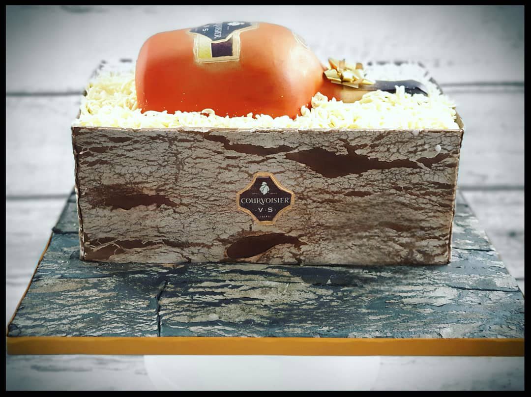 ArtisanEats Antique Elegance Edible Sculpture - Cake Secret