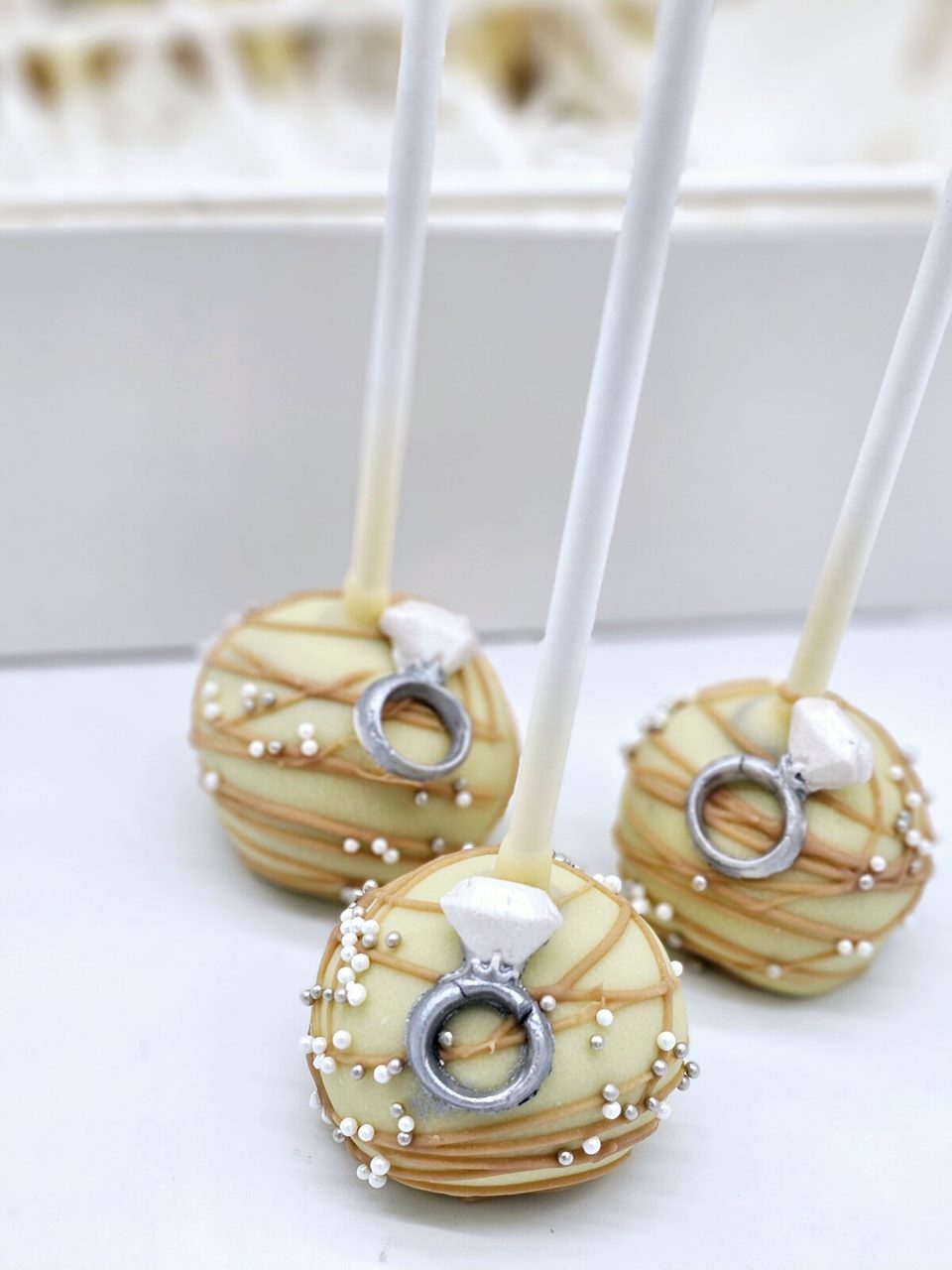 Ring of Love Cake Pops - Cake Secret