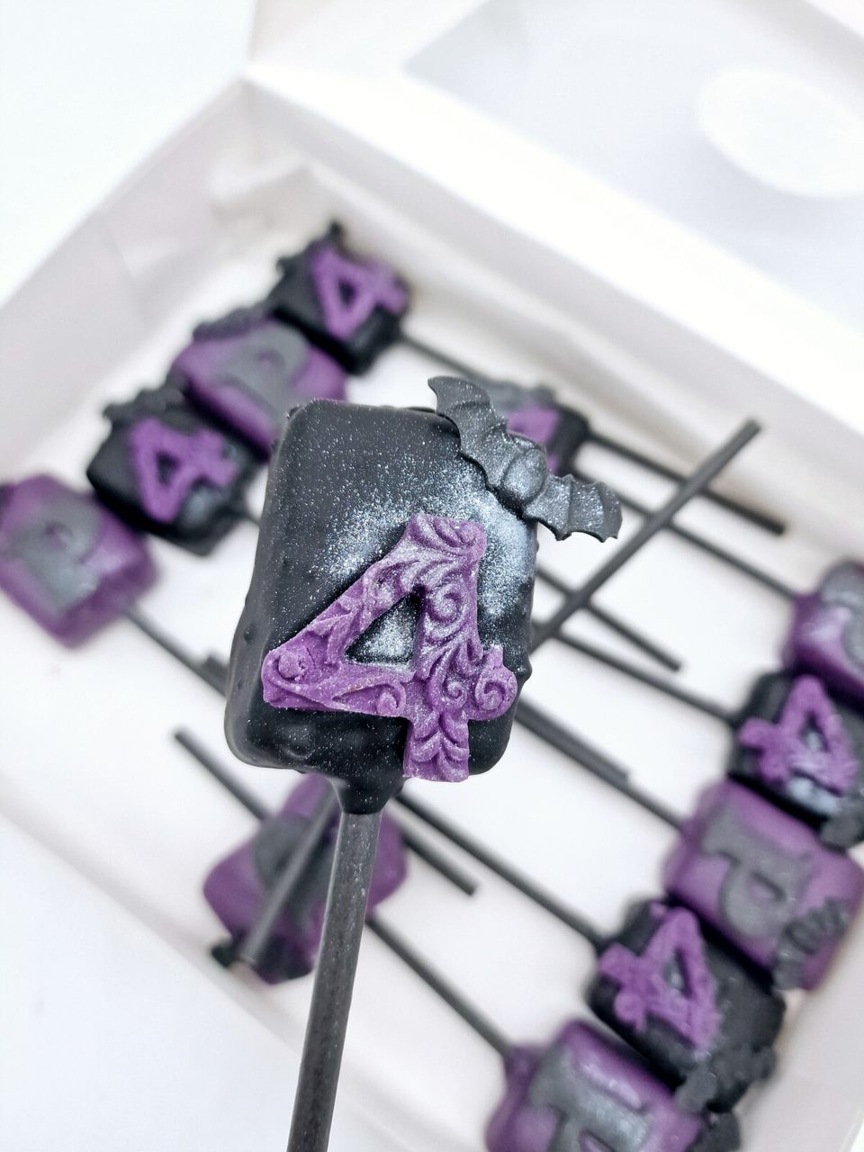 Wednesday Noir Cakesicles - Cake Secret