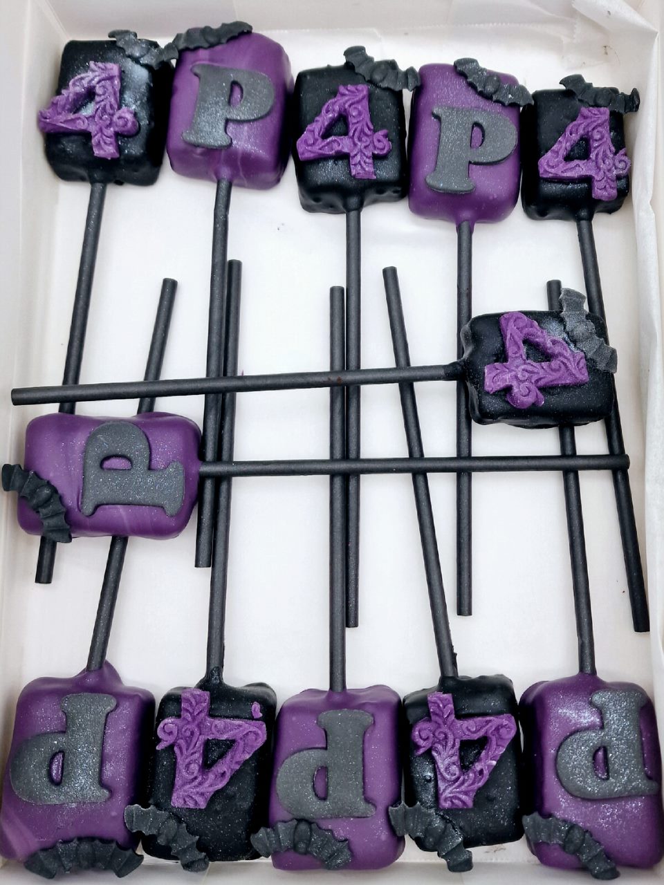 Wednesday Noir Cakesicles - Cake Secret