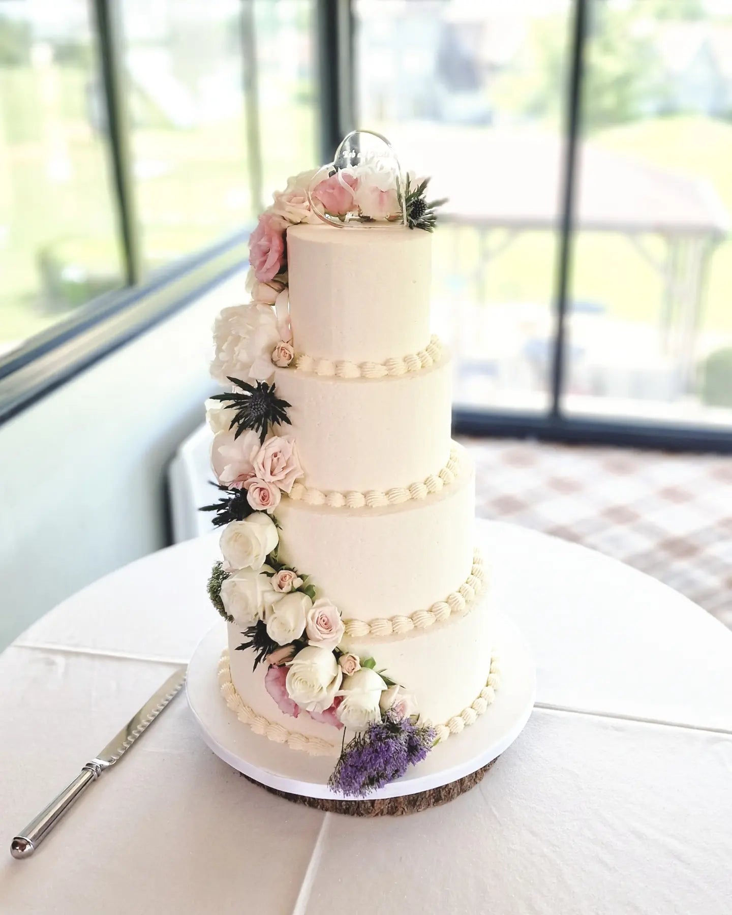 A Timeless And Elegant Wedding Cake