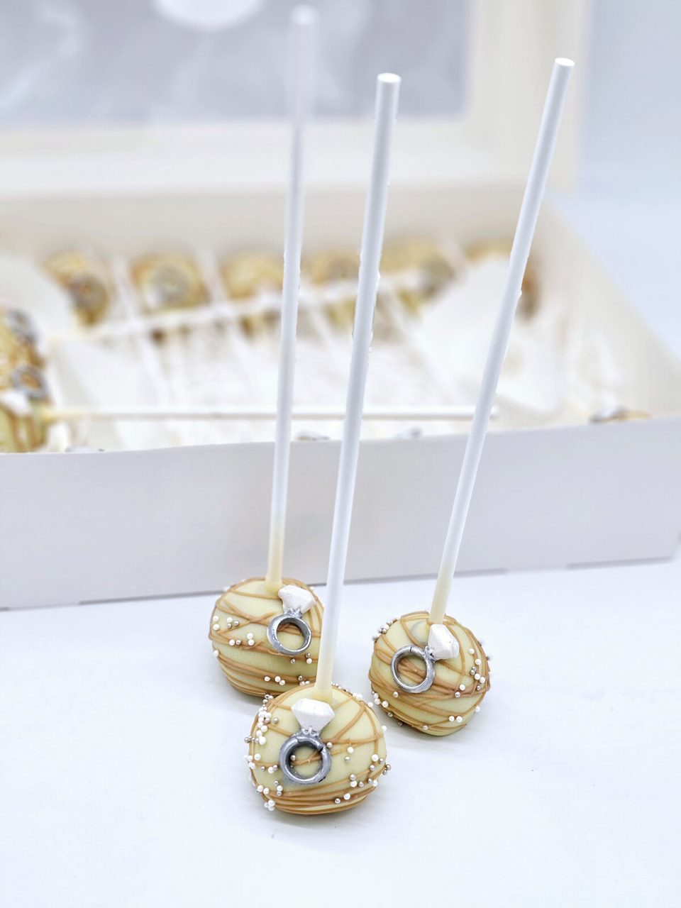 Ring of Love Cake Pops - Cake Secret